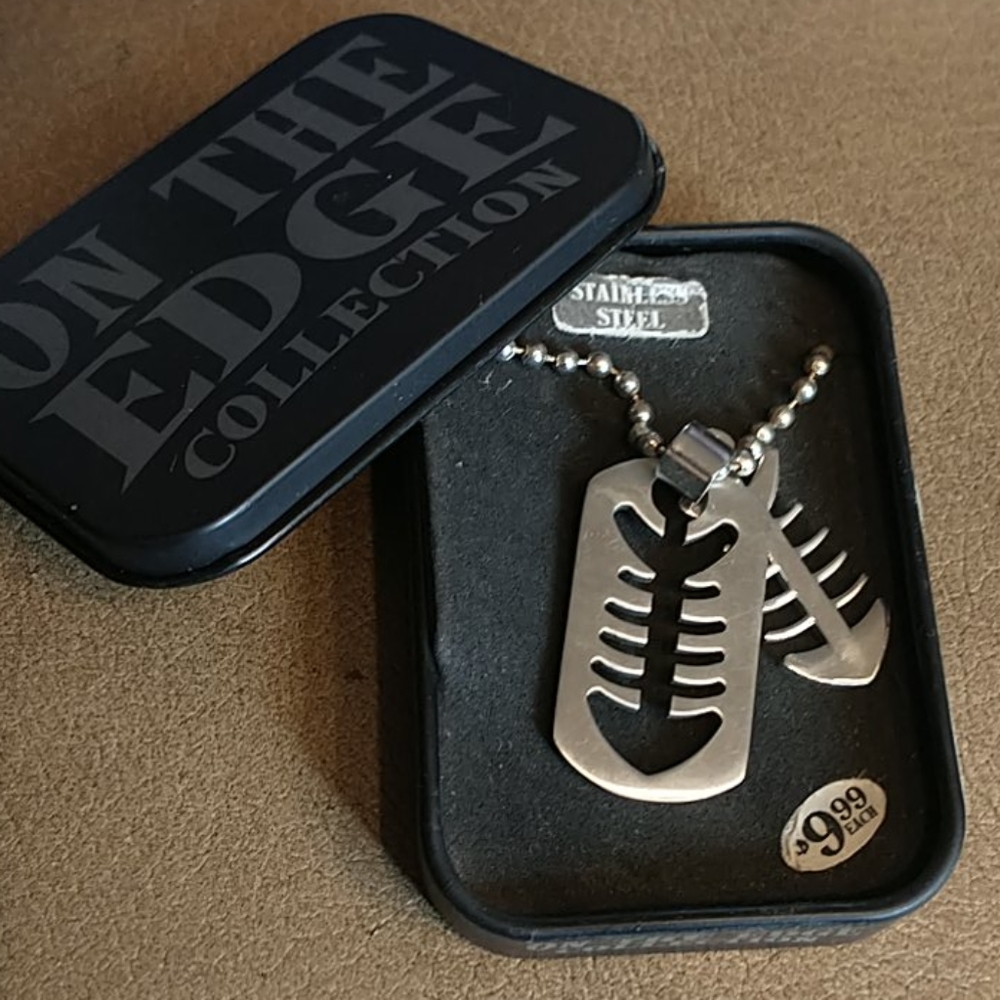 🇨🇦 Fish Bone Dog Tag Necklace